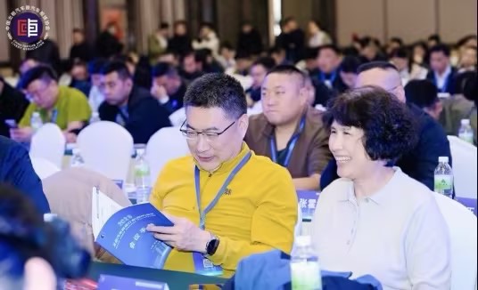 2025全国汽车租赁行业大会以“抓住机遇、优化政策、拓展市场、加快数智赋能”为核心主题，汇聚全行业力量共探发展新路径。